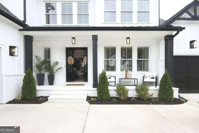 property entrance featuring a porch