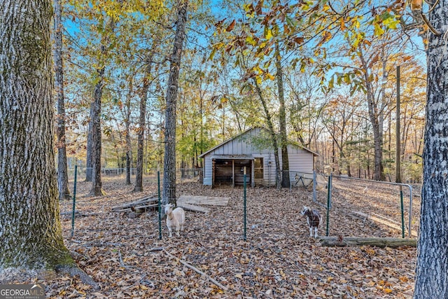 view of yard with an outbuilding