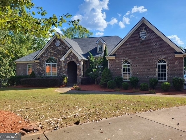 view of front facade featuring a front lawn