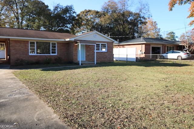 view of front facade featuring a front lawn