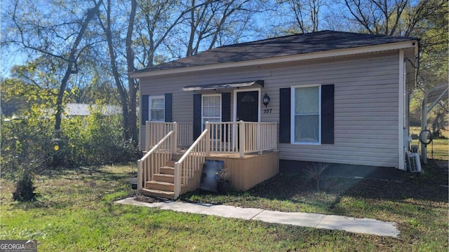 view of front of home featuring a front lawn