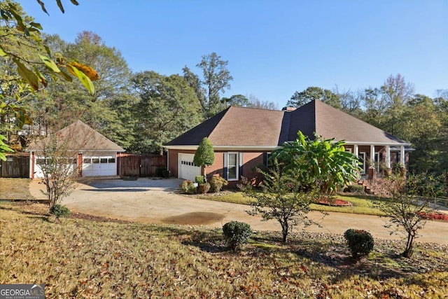 view of front of property featuring covered porch and a front lawn