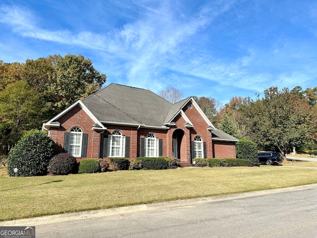 view of front of home featuring a front lawn