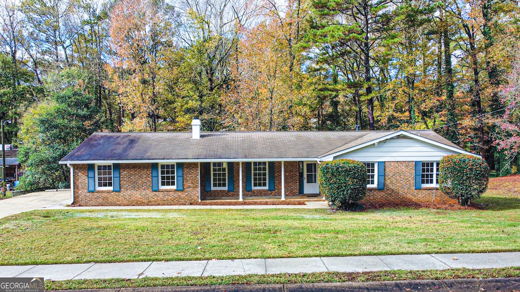 single story home featuring a front yard and covered porch