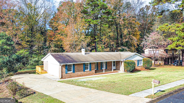 view of front of property featuring a front yard and a garage