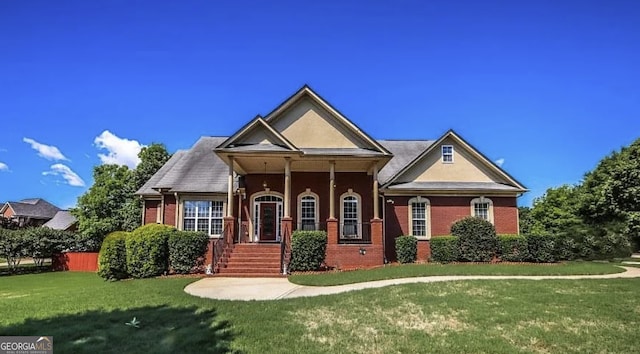 view of front of house featuring a front lawn