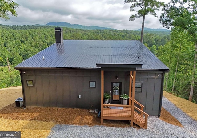 view of front of house featuring a mountain view