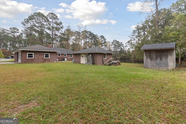 view of yard featuring a storage shed