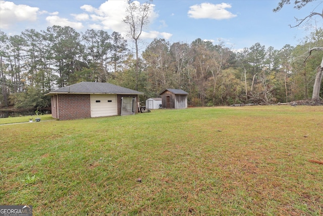 view of yard featuring a storage unit