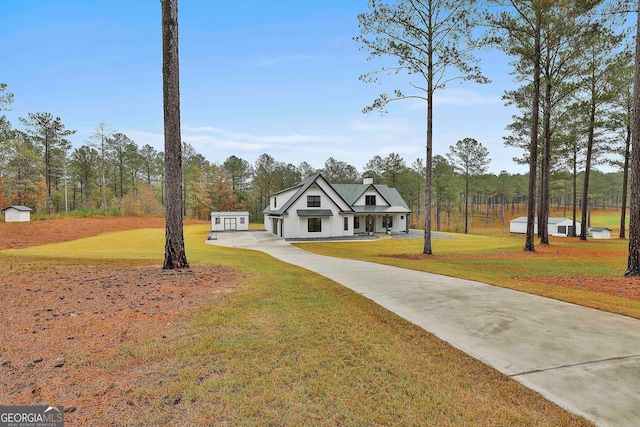 view of front facade featuring a front lawn