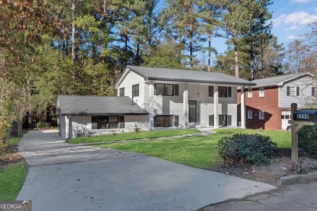 view of front facade with a front lawn