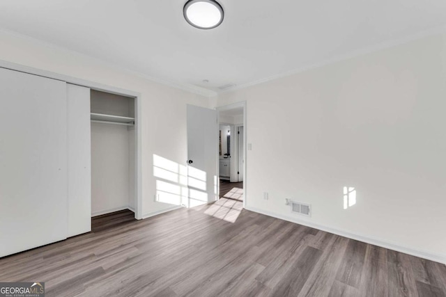 unfurnished bedroom featuring light hardwood / wood-style floors and a closet