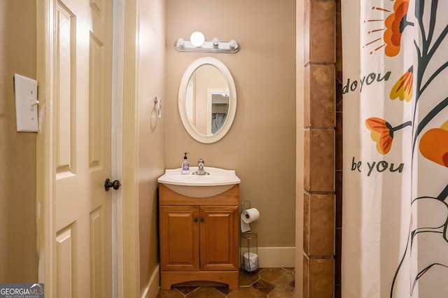 bathroom featuring a shower with curtain and vanity