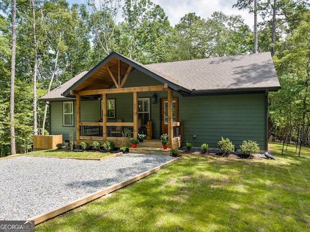 view of front of property featuring a porch and a front yard