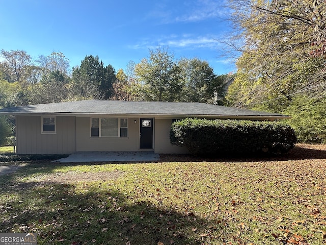 single story home with a front yard