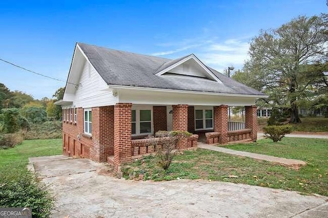 view of front of house with a porch and a front yard