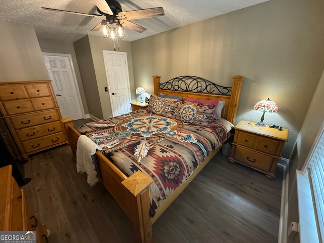 bedroom featuring ceiling fan, dark hardwood / wood-style floors, and a textured ceiling