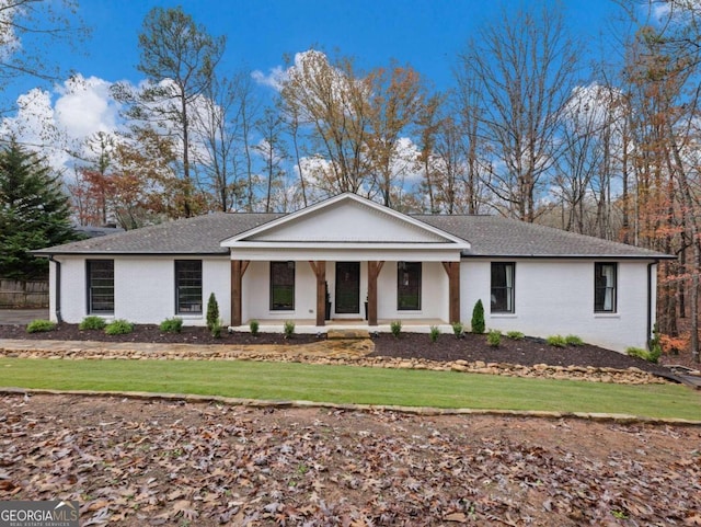 view of front facade featuring a porch and a front yard