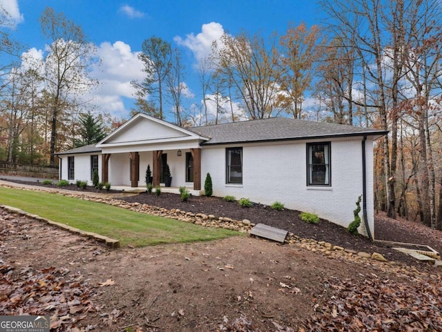 view of front of house featuring a porch and a front lawn