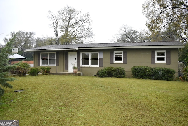 ranch-style house featuring a front yard