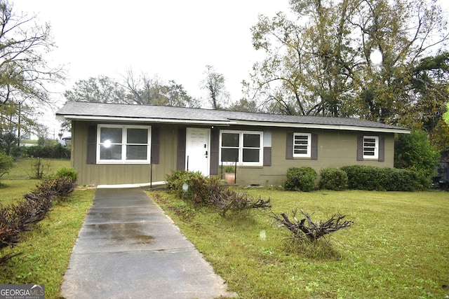 single story home featuring a front yard