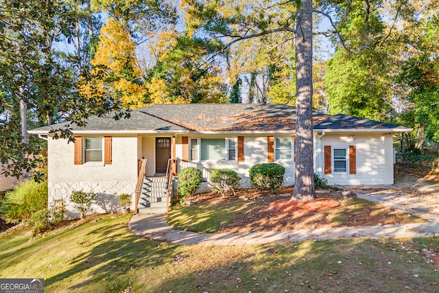 view of front of house featuring a front yard