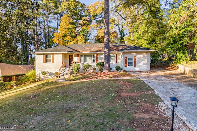 single story home with a front yard