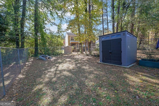 view of yard with a storage unit