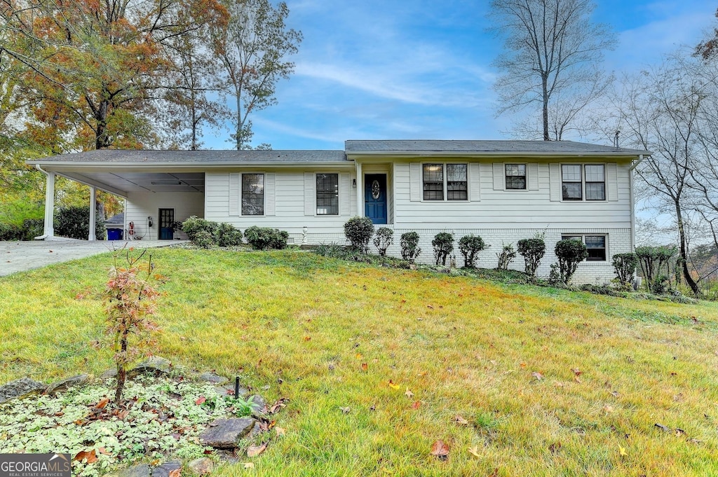 view of front of house featuring a front lawn and a carport