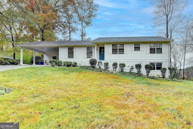 view of front of property featuring a front lawn and a carport