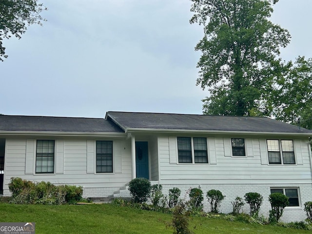 view of front of home with a front lawn