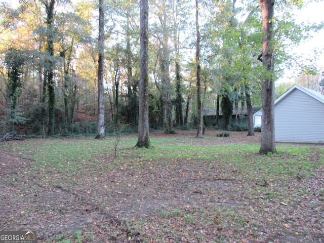 view of yard featuring an outdoor structure