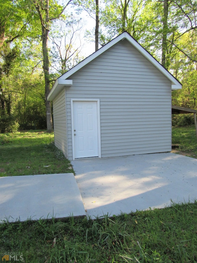 exterior space featuring a lawn