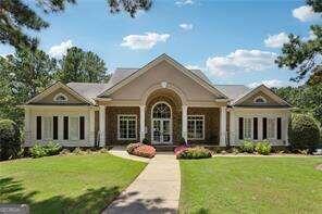 view of front facade with a front yard