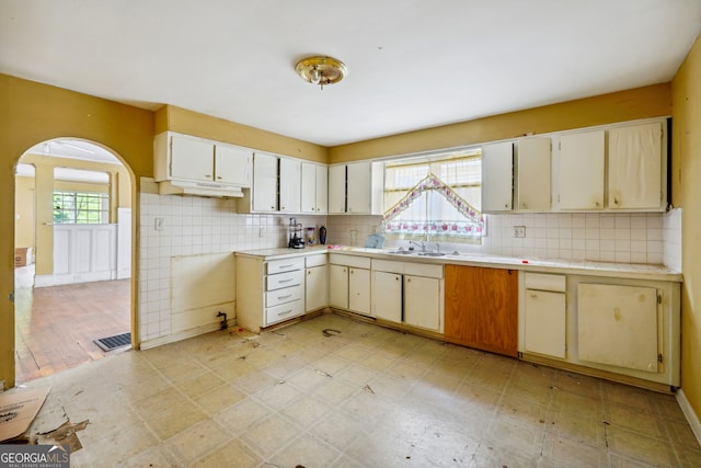 kitchen with sink, cream cabinets, and tasteful backsplash