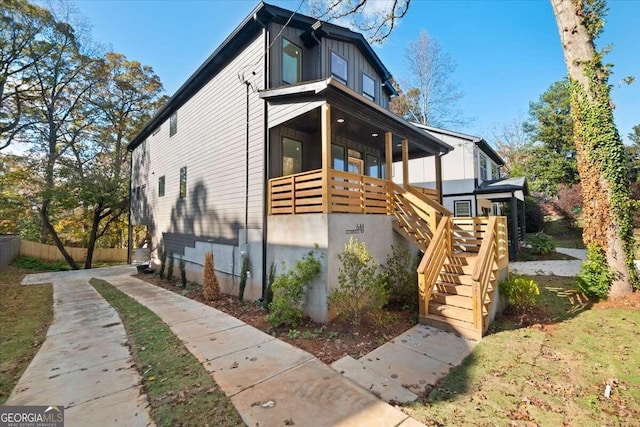 view of front of property featuring covered porch