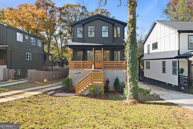 view of front of property featuring a front lawn and covered porch