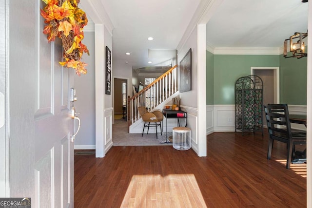 entryway featuring a notable chandelier, dark hardwood / wood-style floors, and crown molding