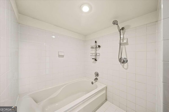 bathroom with tiled shower / bath combo