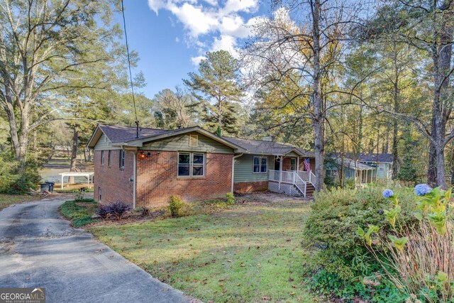 view of front of home featuring a porch and a front yard