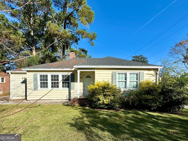 view of front of property with a front yard