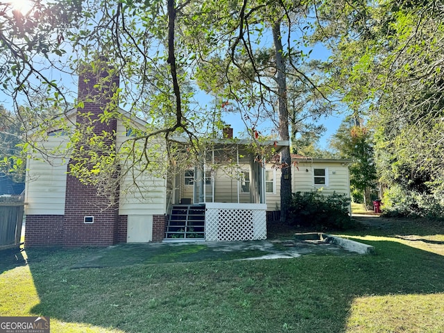 view of front of home featuring a front yard