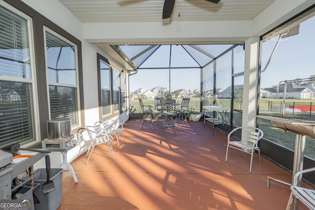 sunroom with ceiling fan