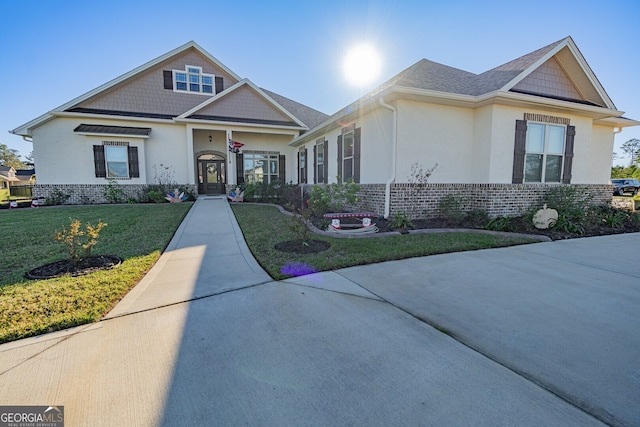 craftsman inspired home featuring a front yard