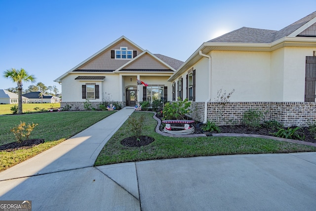 view of front of property featuring a front lawn