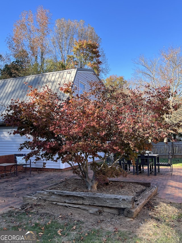 view of yard featuring a patio