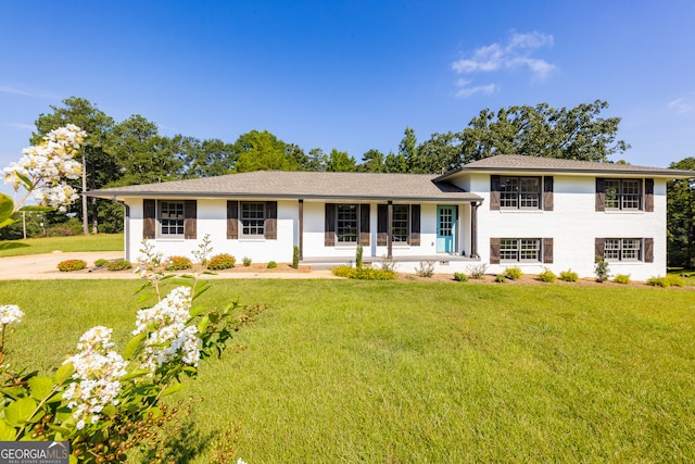 view of front of house featuring covered porch and a front yard