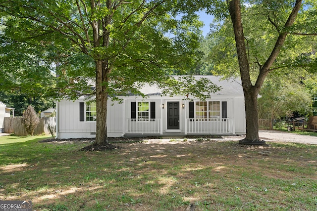 view of front of house featuring a porch and a front lawn