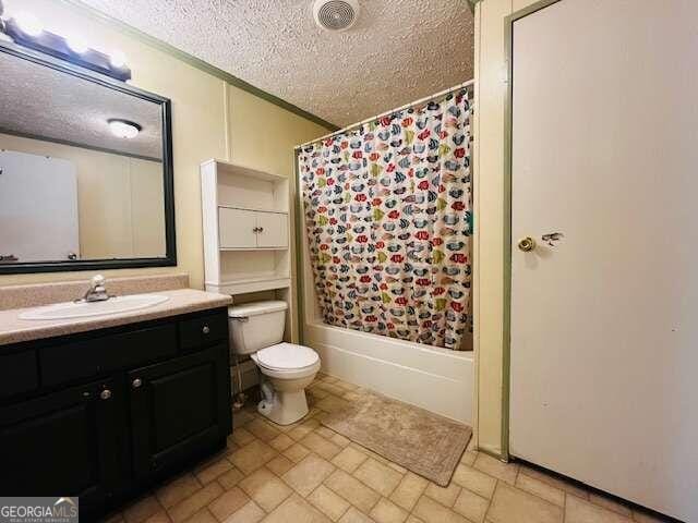 full bathroom with a textured ceiling, toilet, shower / bath combo with shower curtain, vanity, and ornamental molding