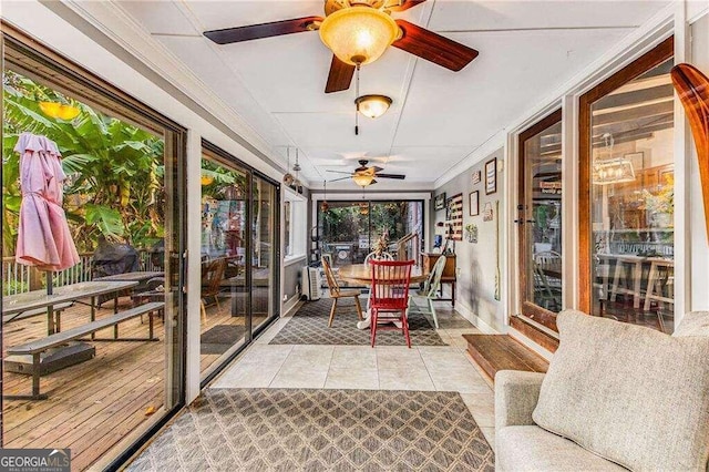 sunroom with ceiling fan